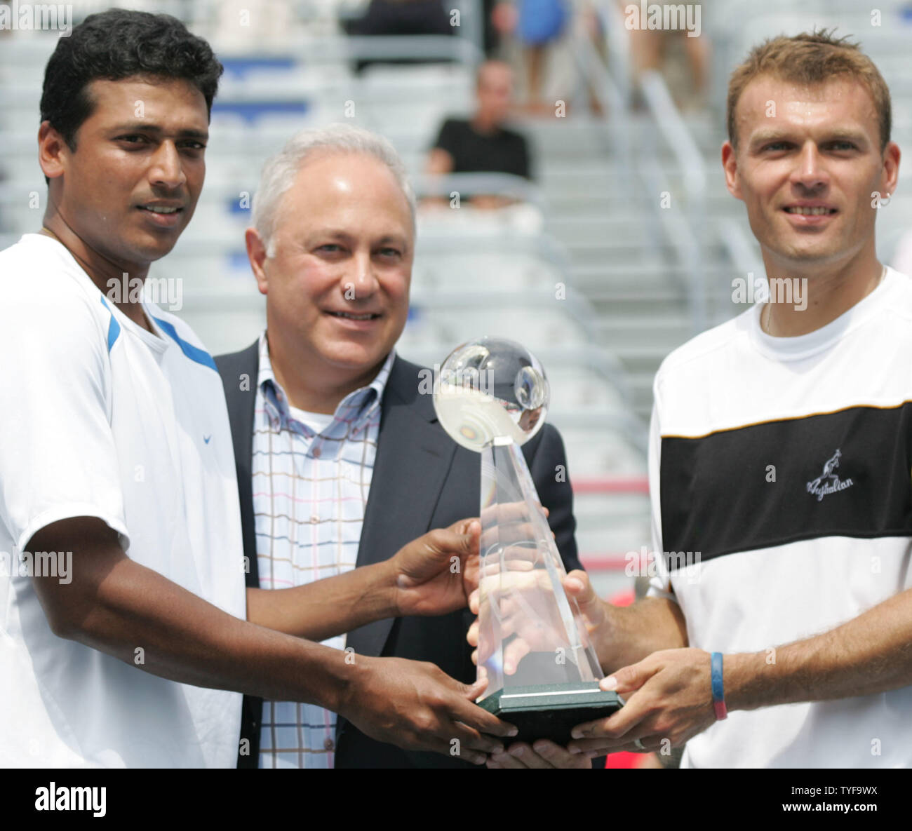 Mahesh Bhupathi (L) di India e raddoppia il partner Pavel Vizner della Repubblica ceca ricevere la Rogers Cup Trofeo da Jean Laporte, Rogers Communications' Regione orientale Presidente sulla Corte centrale al Rogers Cup ATP Masters Series a Uniprix Stadium di Montreal il 11 agosto 2007. Bhupathi era un last minute per sostituzione Vizner di solito partner Lukas Dlouhy della Repubblica ceca. Bhupathi e Vizner sconfitto Pual Hanley dell Australia e Kevi Ullyett dello Zimbabwe 6-4, 6-4 per vincere il titolo di doppio. (UPI foto/Grazia Chiu). Foto Stock