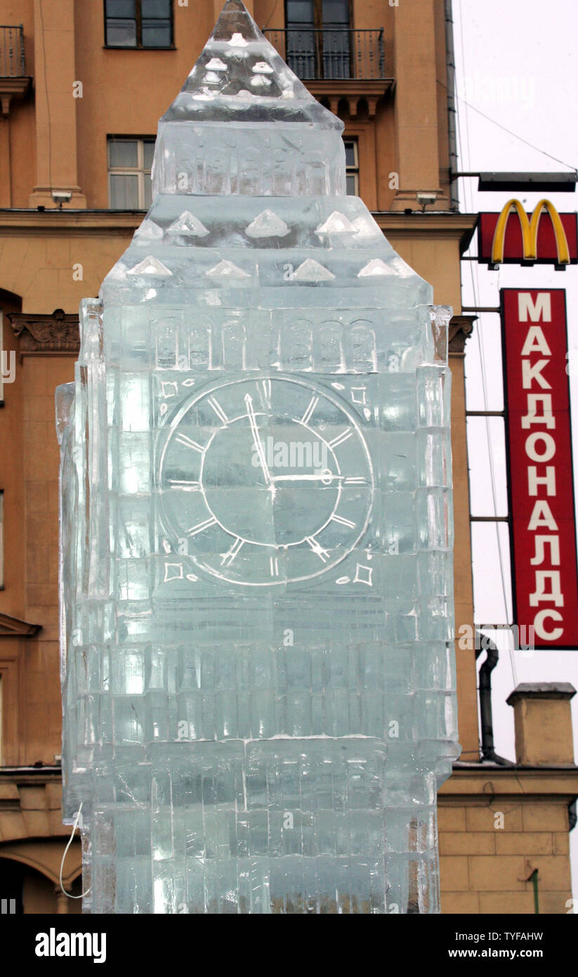 A sei metri di altezza la scultura di ghiaccio del Big Ben di Londra la torre dell orologio è impostata in piazza Pushkin a Mosca, 11 gennaio 2006. La scultura è stata una parte di un progetto congiunto con Mosca del governo della città e il sindaco di Londra dell'ufficio. (UPI foto/Anatoli Zhdanov) Foto Stock