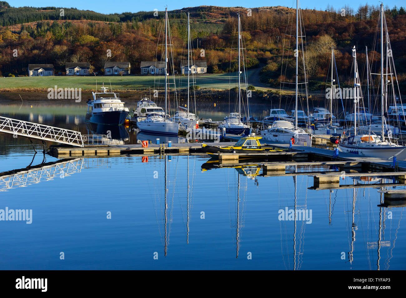 Yacht e incrociatori motore ormeggiato a Portavadie Marina sul Loch Fyne in Argyll and Bute, Scotland, Regno Unito Foto Stock
