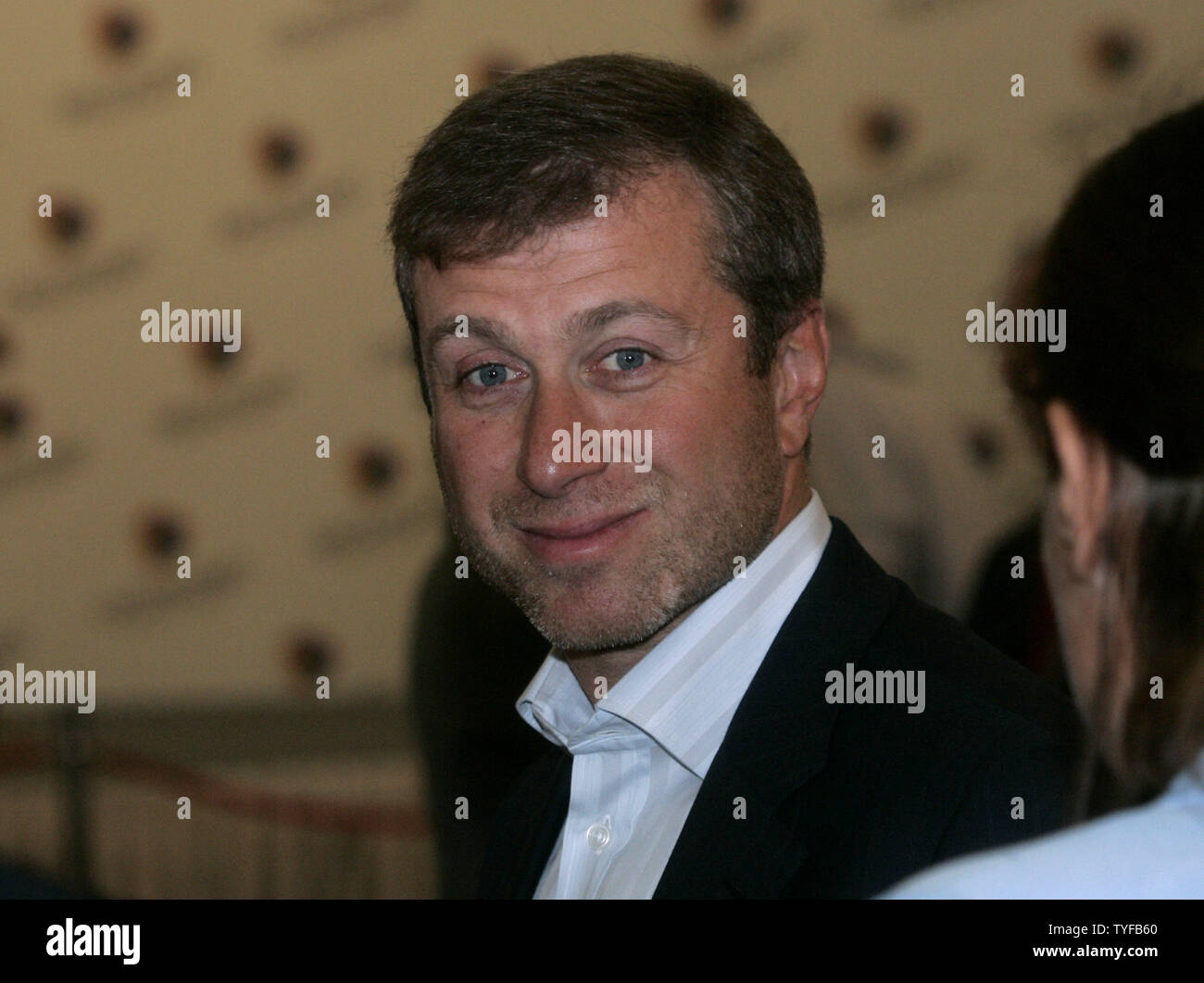 In Russia il più ricco oligarch Roman Abramovich assiste una massa di rottura di una cerimonia per il business college 'Skolkovo' vicino a Mosca il 21 settembre 2006. 'Skolkovo' è progettato per essere la Russia la più prestigiosa scuola per preparare specialisti MBA. (UPI foto/Anatoli Zhdanov) Foto Stock