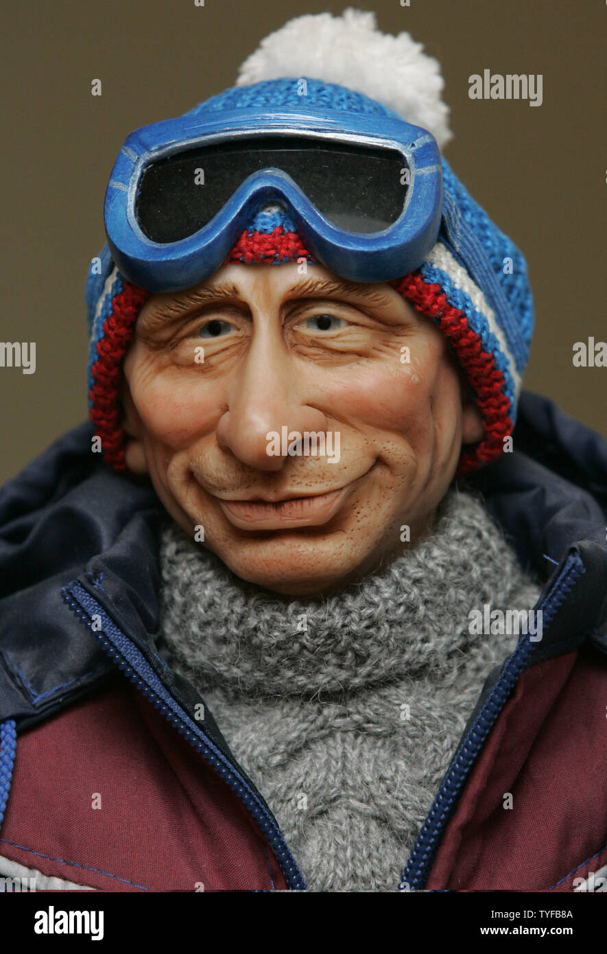 Una bambola fatta a mano del Presidente russo Vladimir Putin come uno sciatore alpino è visualizzato in una mostra d'arte presso il parlamento russo a Mosca il 8 dicembre 2006. (UPI foto/Anatoli Zhdanov) Foto Stock