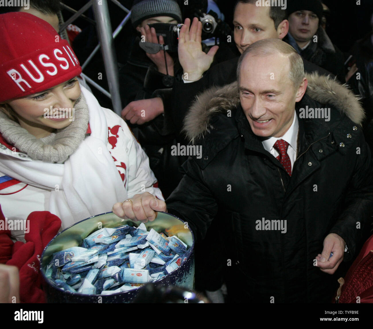 Il presidente russo Vladimir Putin mani fuori di cioccolatini per i bambini che si sono radunati in Piazza Rossa di Mosca per il Natale e il Capodanno vacanze, il 26 dicembre 2006. (UPI foto/Anatoli Zhdanov) Foto Stock