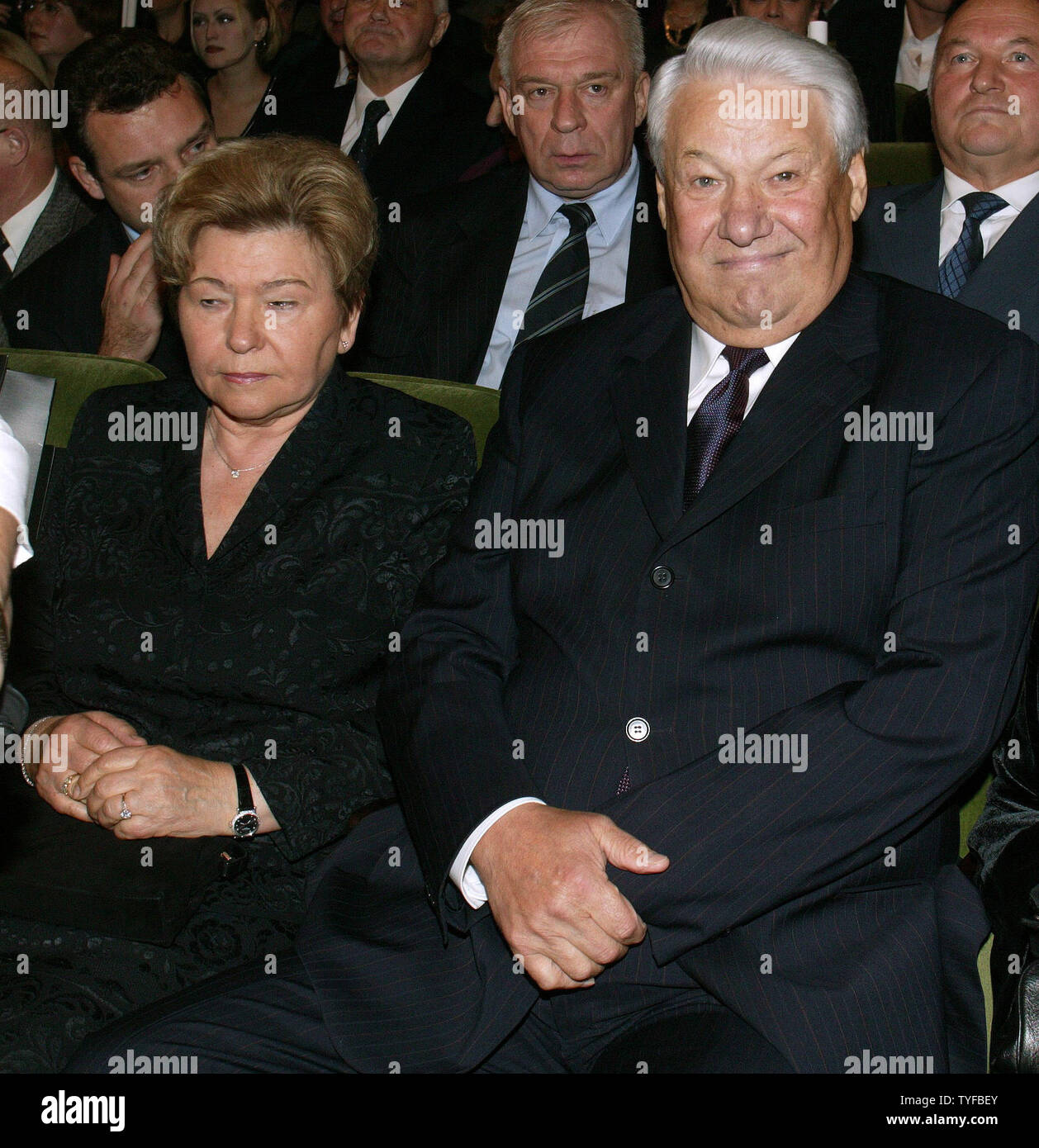 Ex Presidente russo Boris Eltsin, mostrato in questo 2000 file foto, morì all'età di 76 il 23 aprile 2007 a Mosca. Eltsin spinto alla Russia di democrazia e di economia di mercato dopo aver aiutato nel crollo dell' Unione Sovietica stato comunista nel 1991. In questo file foto, ex Presidente russo Boris Eltsin con sua moglie Naina assiste una celebrazione del teatro Lencom a Mosca il 24 ottobre 2003. (UPI foto/Anatoli Zhdanov) Foto Stock