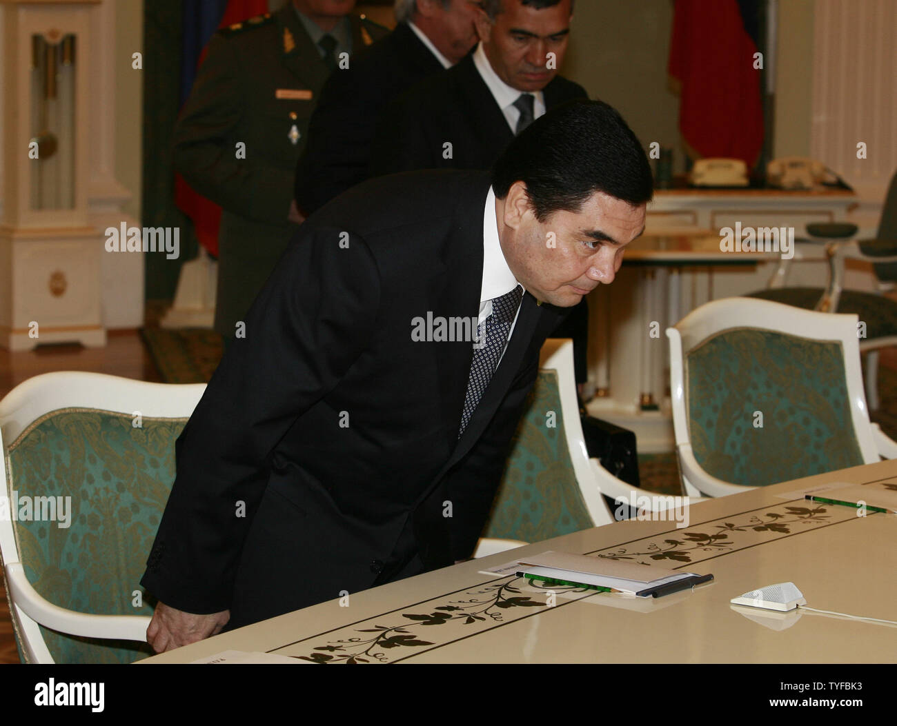 Il Presidente turkmeno Kurbanguly Berdymukhammedov si siede prima di un incontro con il presidente russo Vladimir Putin al Cremlino a Mosca il 24 aprile 2007. (UPI foto/Anatoli Zhdanov) Foto Stock