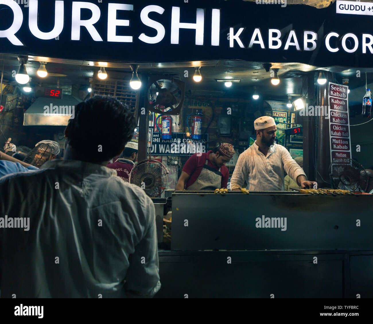 Qureshi Kabab Corner nella Vecchia Delhi India durante il Ramadan Foto Stock