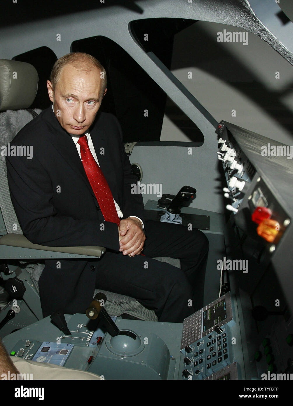 Il presidente russo Vladimir Putin si siede in un simulatore di addestramento della nuova gamma media Superjet 100 aeromobili civili al MAKS-2007 international air show in Zhukovsky al di fuori di Mosca il 21 agosto 2007. (UPI foto/Anatoli Zhdanov) Foto Stock