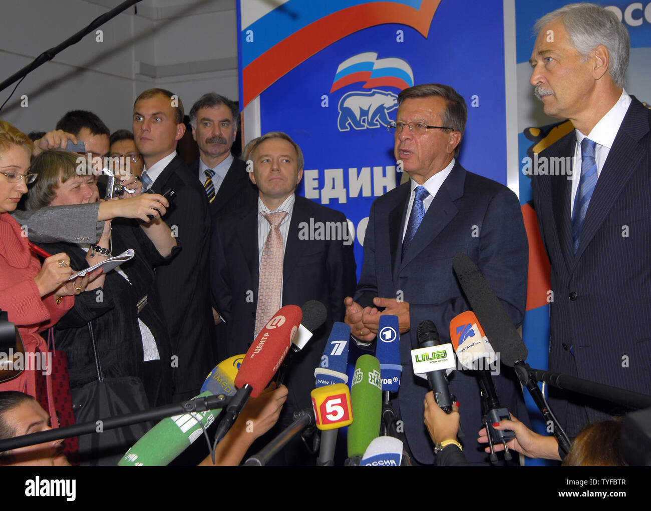 Primo Ministro russo nominee Viktor Zubkov (2nd-R) parla durante una conferenza stampa presso la Duma di Stato a Mosca il 13 settembre 2007. Zubkov ha detto che non esclude di prendere parte nel prossimo anno di elezioni presidenziali e che egli prevede di modificare la struttura di governo. UPI (foto) Foto Stock