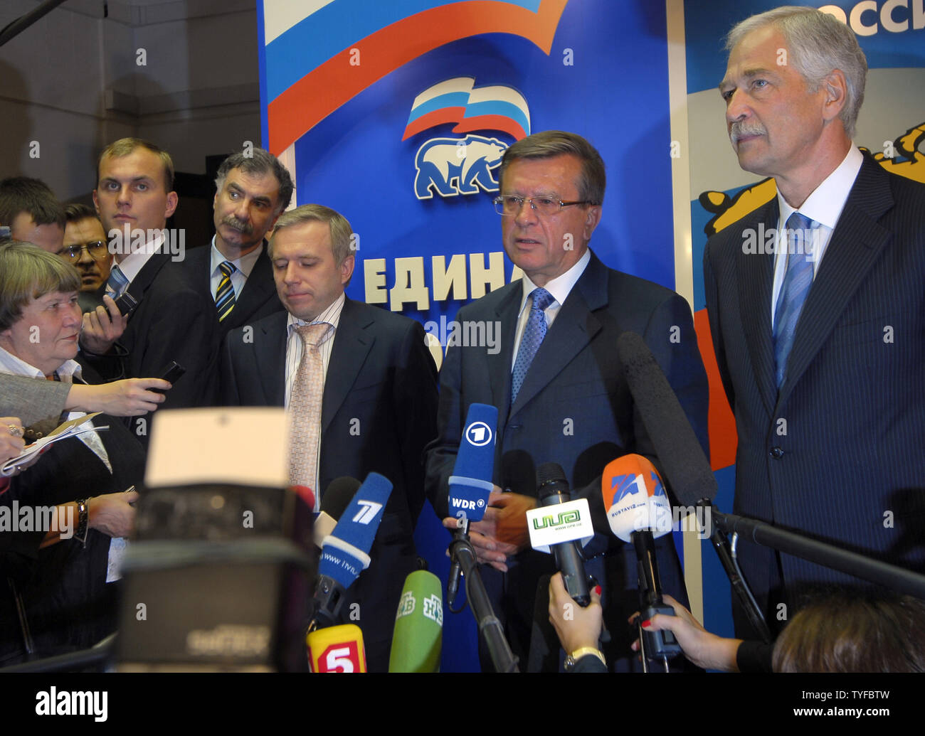 Primo Ministro russo nominee Viktor Zubkov (seconda R) parla durante una conferenza stampa presso la Duma di Stato a Mosca il 13 settembre 2007. Zubkov ha detto che non esclude di prendere parte nel prossimo anno di elezioni presidenziali e che egli prevede di modificare la struttura di governo. UPI (foto) Foto Stock