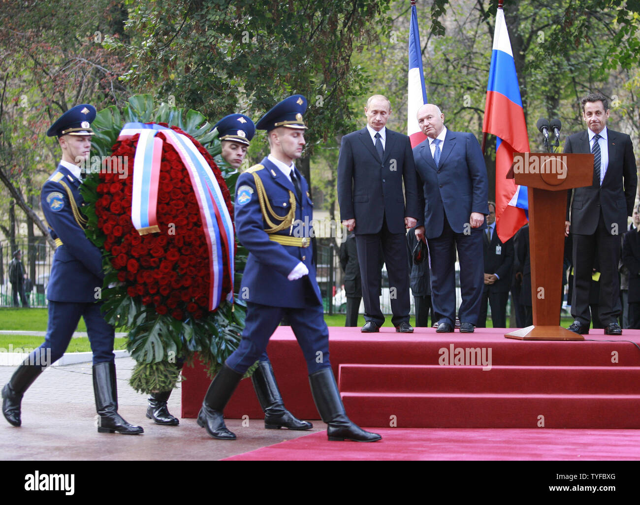 Il presidente russo Vladimir Putin 3 (R), il sindaco di Mosca Yuri Luzhkov (2R), e il Presidente francese Nicolas Sarkozy (R) partecipare all'apertura di un monumento per commemorare il francese guerra mondiale due Normandie-Niemen Fighter Squadron, al Parco Lefortovo a Mosca il 10 ottobre 2007. (UPI foto/Anatoli Zhdanov) Foto Stock