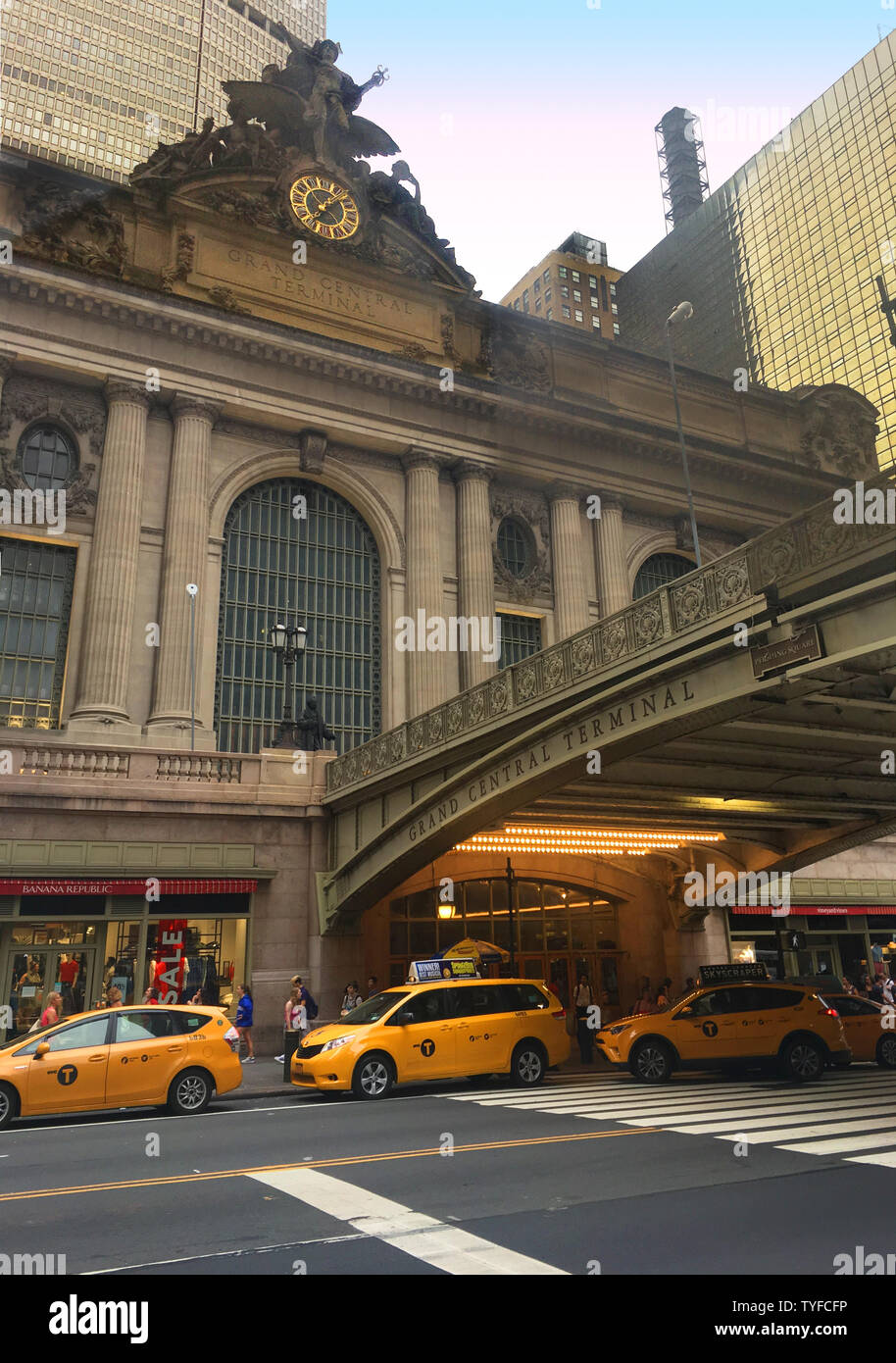 La maestosa facciata del Grand Central Terminal con l'attesa taxi, East 42th Street, New York New York, Stati Uniti d'America Foto Stock