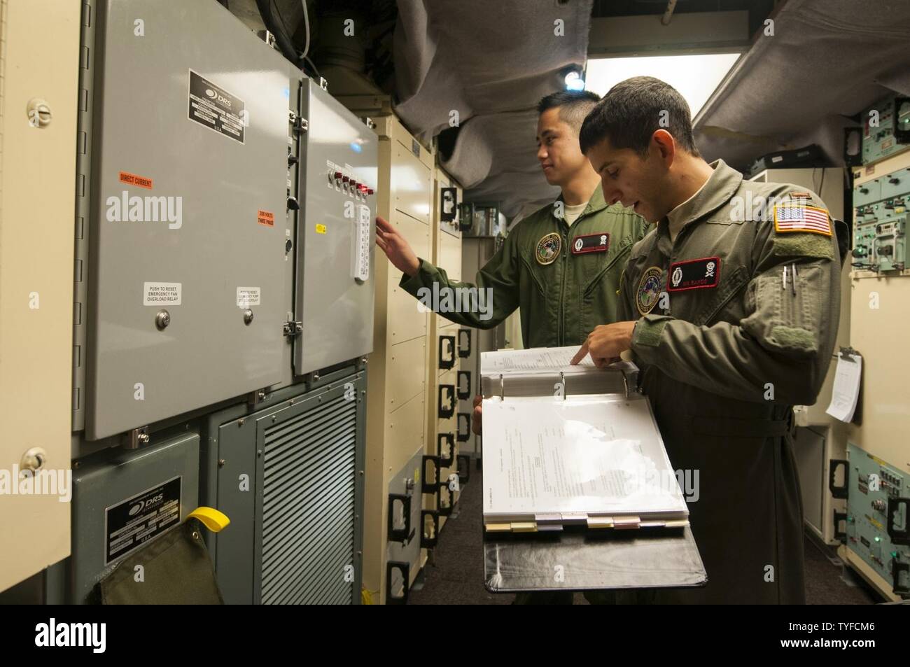 Secondo Lt. Nikolas Ramos, 320Missile Squadron vice missile equipaggio combat commander, legge una lista di controllo mentre 1Lt. Terrence Dale Duarte, missile combattere comandante equipaggio è conforme con le istruzioni in un lancio di centro di controllo presso F.E. Warren Air Force Base, Wyo., nov. 5, 2016. Il novantesimo Missile Wing sostiene 150 Minuteman III ICBMs e le associate strutture di lancio che coprono 9.600 miglia quadrate su tre membri. Foto Stock