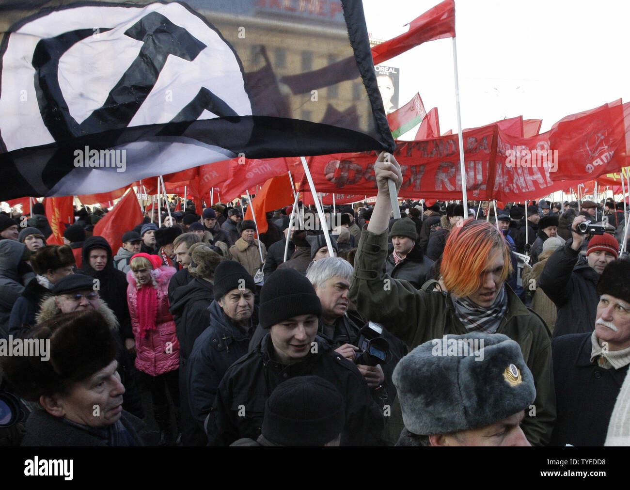 Comunisti russi rally contro le politiche del governo a Mosca il 31 gennaio 2009. Russo le forze di sicurezza hanno arrestato molti attivisti come le autorità ha rotto con forza fino a proteste contro il primo ministro Vladimir Putin. (UPI foto/Anatoli Zhdanov) Foto Stock