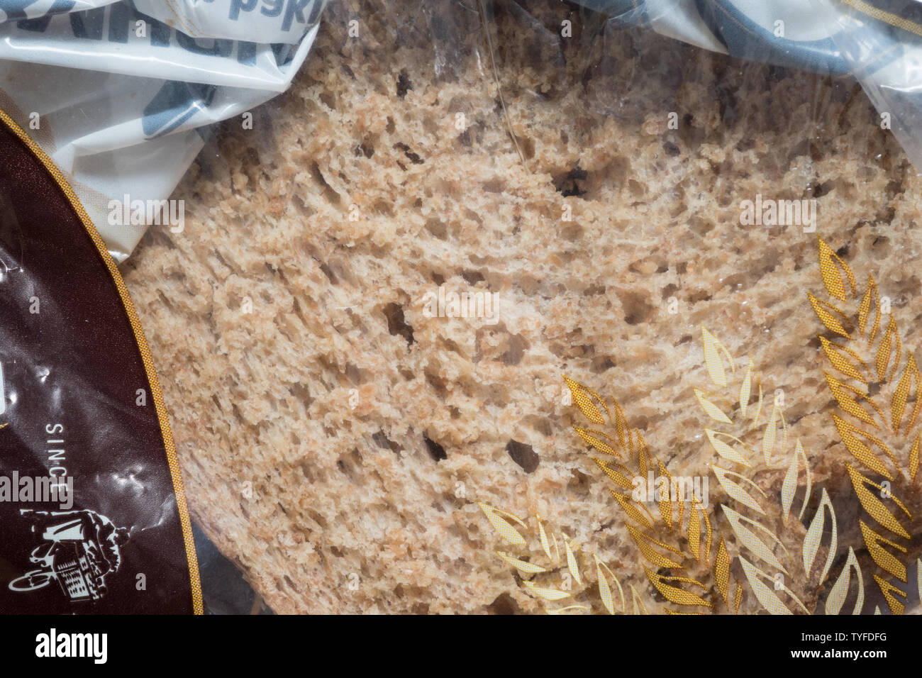 Rosolare il pane in un sacchetto di plastica. Regno Unito Foto Stock