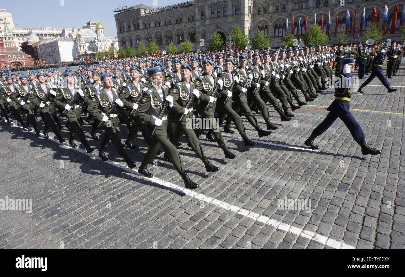 Paracadutista russa cadetti marzo durante il giorno della vittoria: parata militare nella Piazza Rossa di Mosca il 9 maggio 2009. Oggi la Russia celebra il 64esimo anniversario della Seconda Guerra Mondiale la vittoria sulla Germania nazista. (UPI foto/Anatoli Zhdanov) Foto Stock