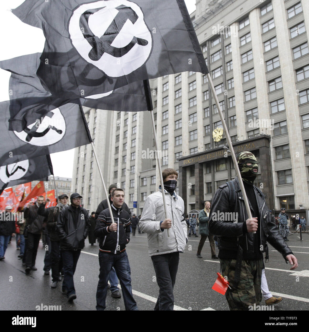 Onda di manifestanti bandiere della nazionale bandito partito bolscevico come essi a piedi passato parlamento russo durante un rally per celebrare il 92 ° anniversario della rivoluzione del 1917 a Mosca il 7 novembre 2009. UPI/Anatoli Zhdanov Foto Stock