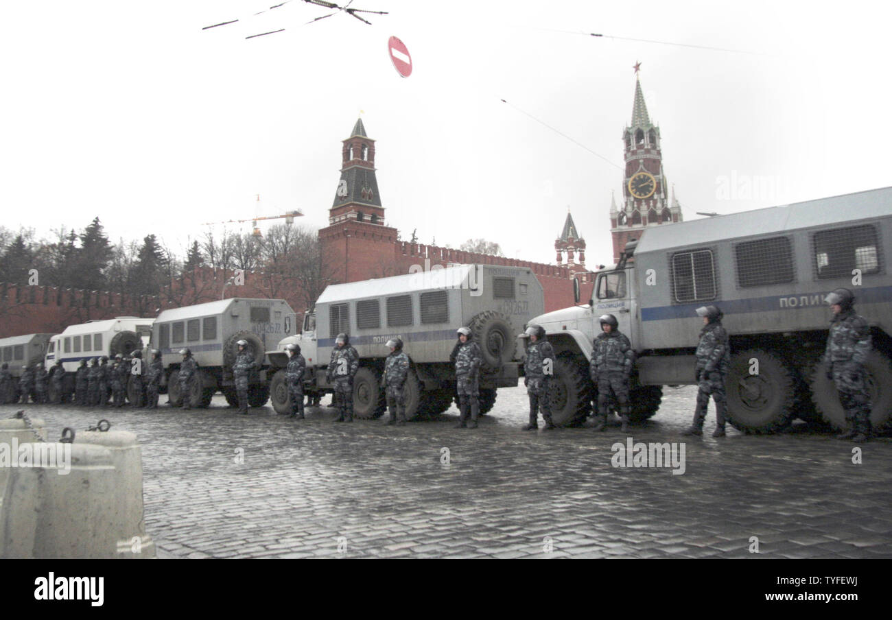 La polizia russa ha la linea fino a bloccare l'ingresso alla Piazza Rossa duirng un rally contro i risultati ufficiali delle elezioni parlamentari a Mosca il 10 dicembre 2011. UPI . Foto Stock