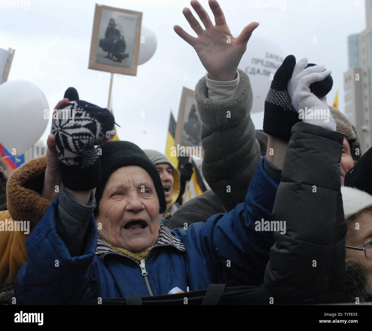 Migliaia di fedeli per una manifestazione dell opposizione a Mosca il 24 dicembre 2011. UPI Foto Stock