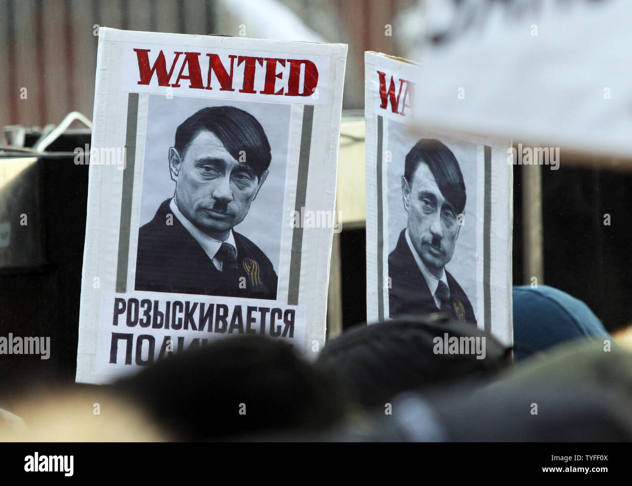 Foto contro il Primo Ministro russo Vladimir Putin sono visti durante una manifestazione dell opposizione a Mosca il 4 febbraio 2012. Nonostante le temperature fredde pro-governo e dimostranti anti-governativi è venuto a protestare e sostenere il governo attuale. UPI Foto Stock