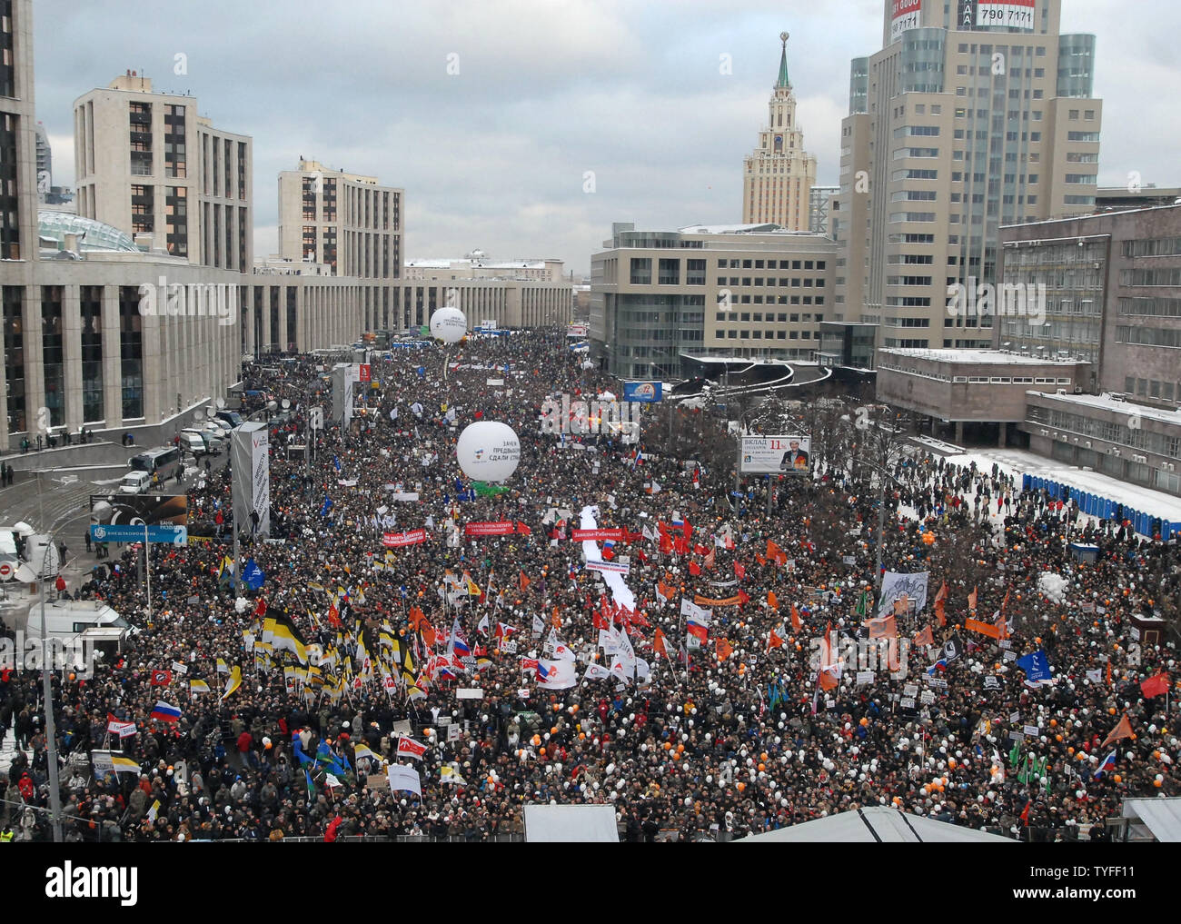Migliaia di fedeli per una manifestazione dell opposizione a Mosca il 24 dicembre 2011. UPI Foto Stock