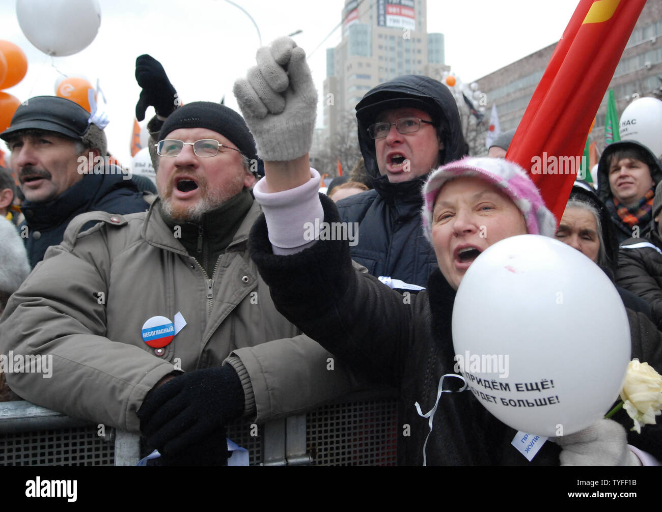 Migliaia di fedeli per una manifestazione dell opposizione a Mosca il 24 dicembre 2011. UPI Foto Stock