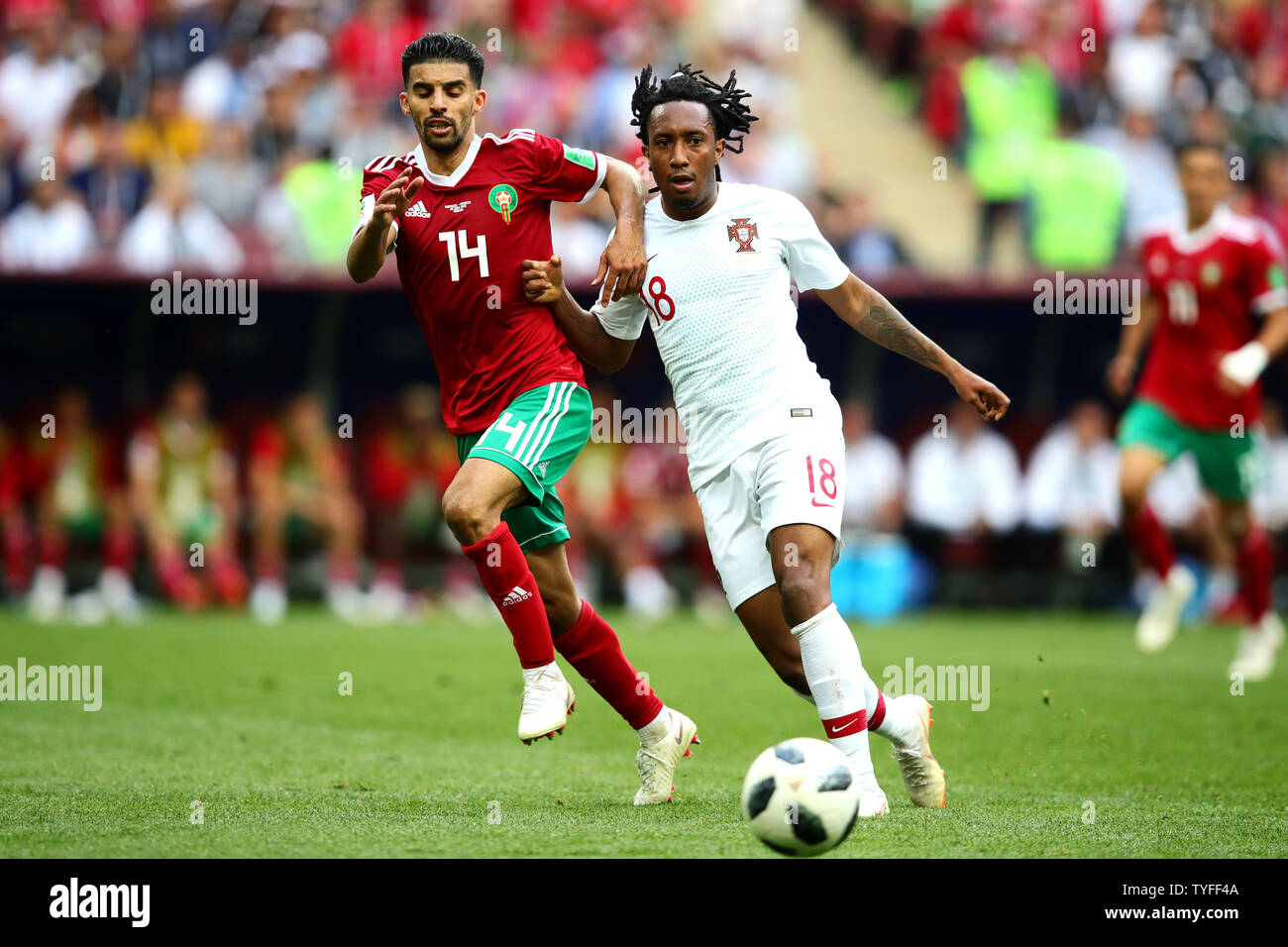 Gelson Martins (R) del Portogallo in azione con Mbark Boussoufa del Marocco durante il 2018 Coppa del Mondo FIFA Gruppo B corrisponde al Luzhniki Stadium di Mosca, Russia il 20 giugno 2018. Foto di Chris Brunskill/UPI Foto Stock