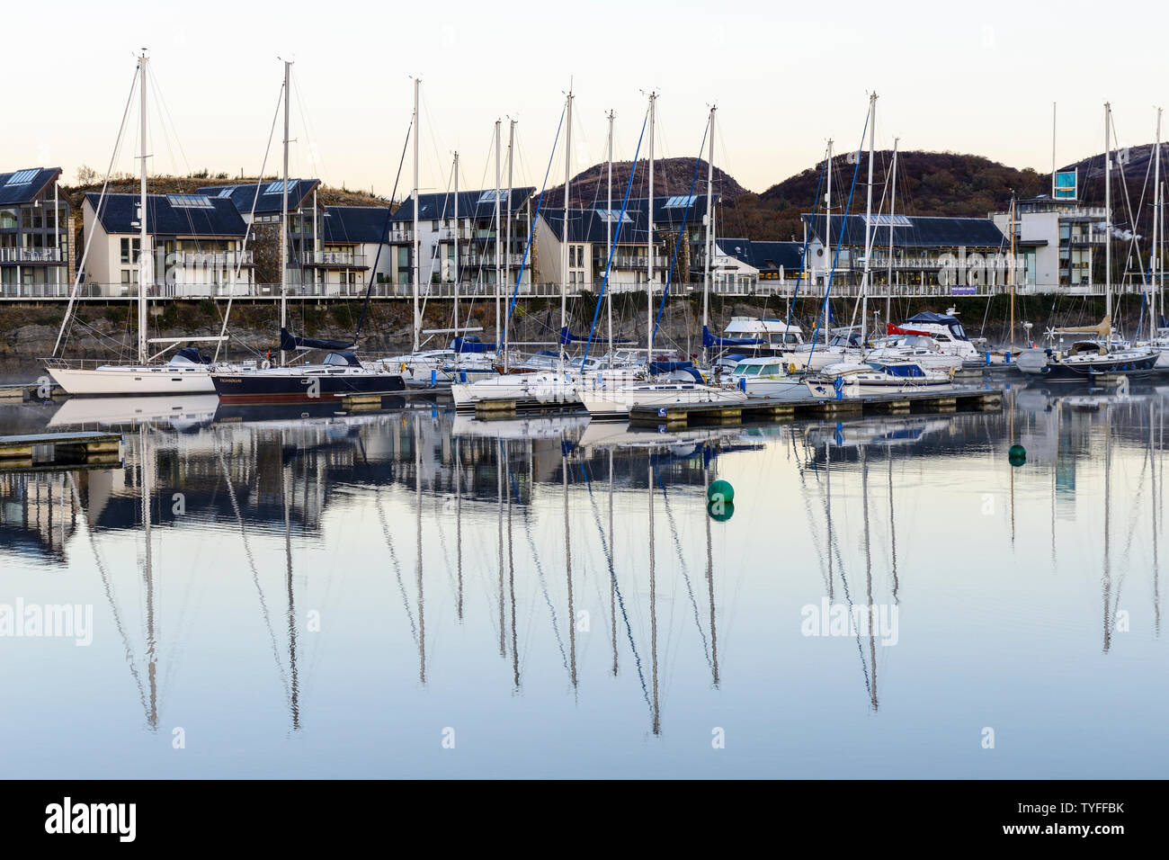 Vista della Marina Portavadie allo spuntar del giorno su Loch Fyne in Argyll and Bute, Scotland, Regno Unito Foto Stock
