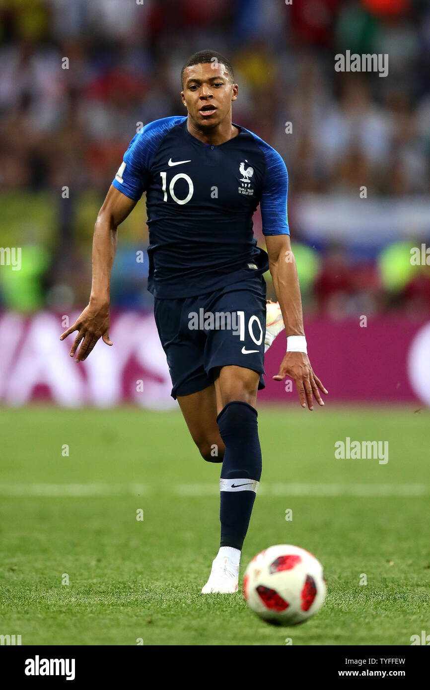 Kylian Mbappe di Francia insegue la sfera durante il 2018 FIFA World Cup match finale a Luzhniki Stadium di Mosca, Russia il 15 luglio 2018. La Francia batte la Croazia 4-2. Foto di Chris Brunskill/UPI Foto Stock