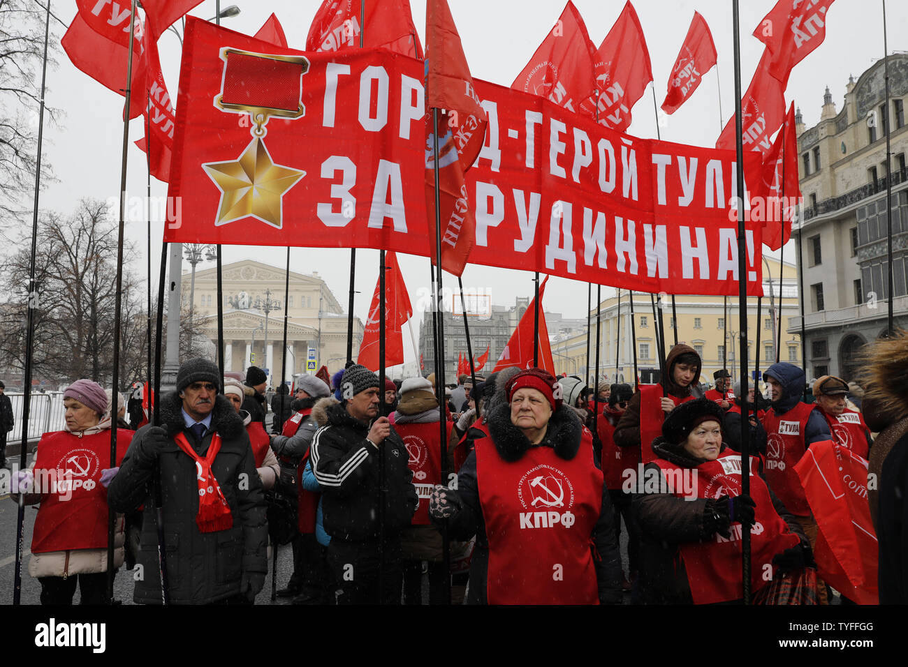 I sostenitori di Pavel Grudinin, speranzoso presidenziale del partito comunista della Federazione Russa, il rally di fronte al grande teatro di Mosca per elezioni giuste il 10 marzo 2018. Grudinin è considerato come principale candidato presidenziale dietro Vladimir Putin. Foto di Yuri Gripas/UPI Foto Stock