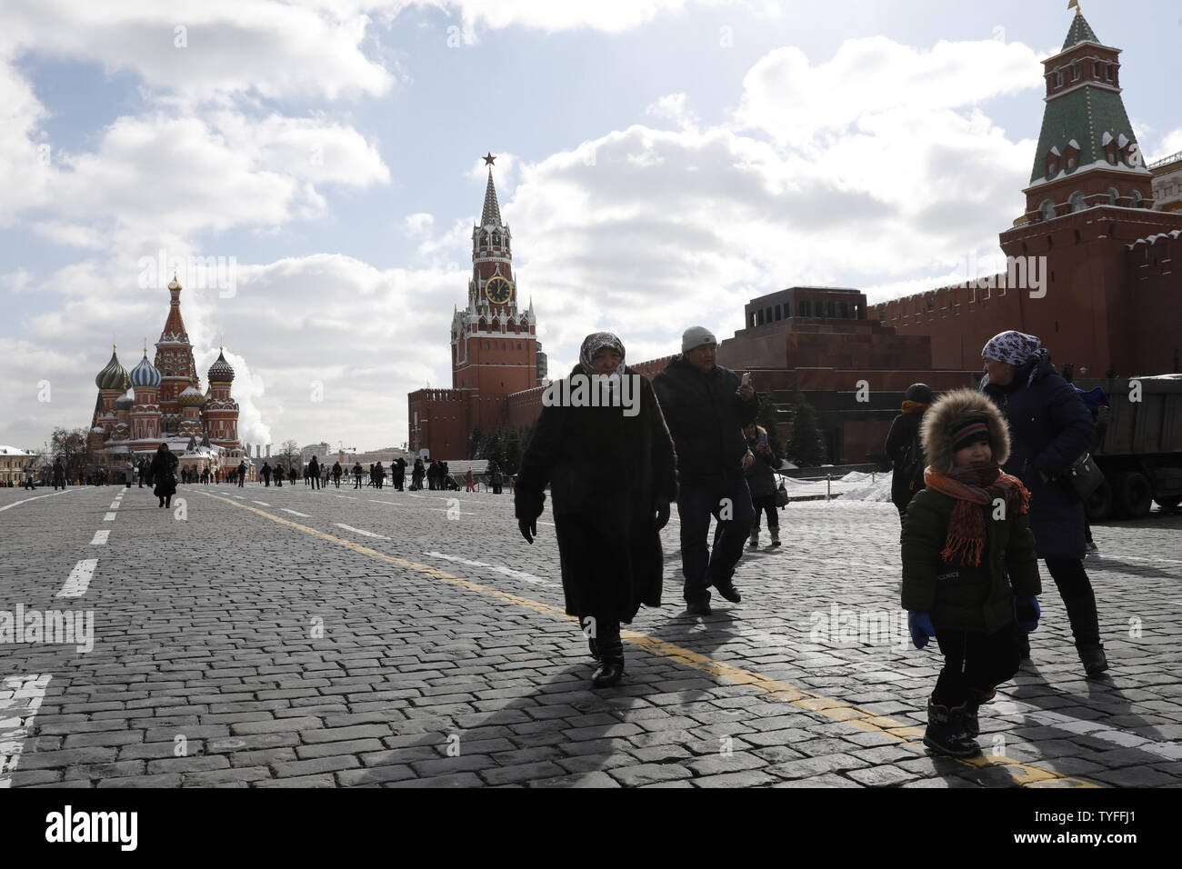 La gente a piedi nella Piazza Rossa di Mosca il 16 marzo 2018 sull'ultima campagna consentiti al giorno prima delle elezioni presidenziali in Russia di domenica. Foto di Yuri Gripas/UPI Foto Stock