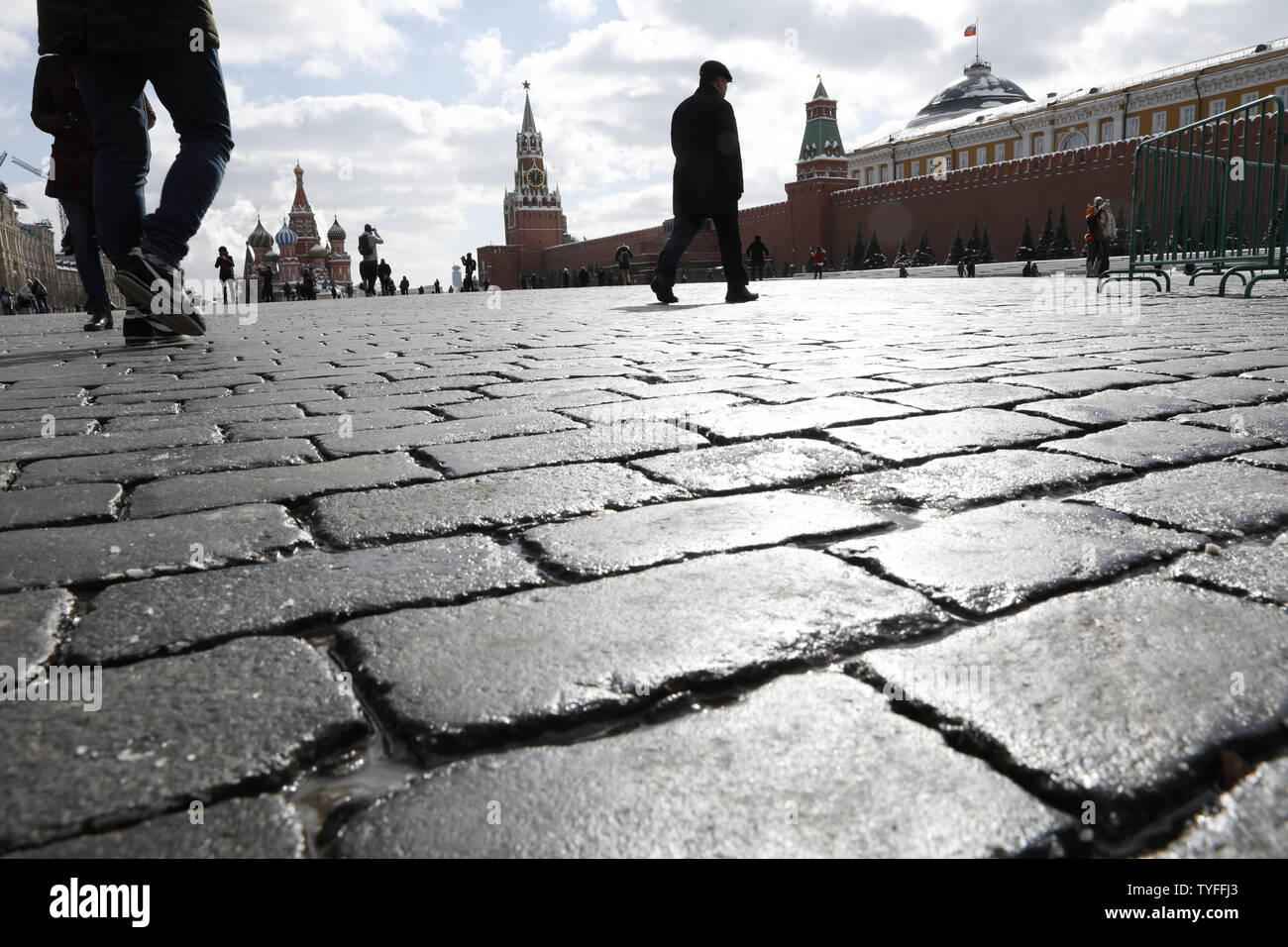 La gente a piedi nella Piazza Rossa di Mosca il 16 marzo 2018 sull'ultima campagna consentiti al giorno prima delle elezioni presidenziali in Russia di domenica. Foto di Yuri Gripas/UPI Foto Stock