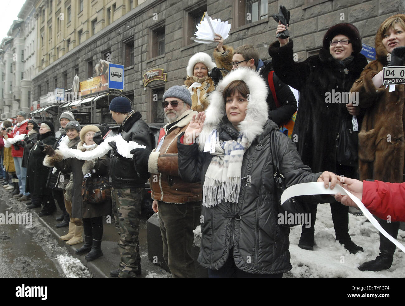 Migliaia di persone indossano i nastri bianchi in quanto essi formano un 10-Mile catena umana intorno alla mosca Inner Ring Road durante un'opposizione protesta contro il Primo Ministro russo Vladimir Putin per le prossime elezioni a Mosca il 26 febbraio 2012. UPI Foto Stock