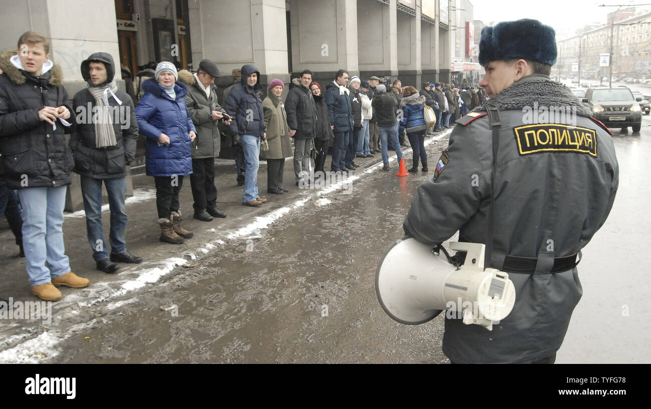Migliaia di persone indossano i nastri bianchi in quanto essi formano un 10-Mile catena umana intorno alla mosca Inner Ring Road durante un'opposizione protesta contro il Primo Ministro russo Vladimir Putin per le prossime elezioni a Mosca il 26 febbraio 2012. UPI Foto Stock