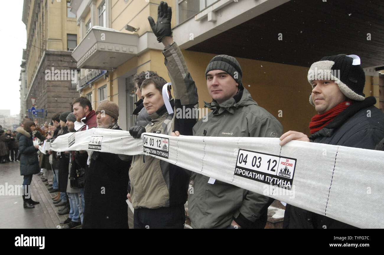 Migliaia di persone indossano i nastri bianchi in quanto essi formano un 10-Mile catena umana intorno alla mosca Inner Ring Road durante un'opposizione protesta contro il Primo Ministro russo Vladimir Putin per le prossime elezioni a Mosca il 26 febbraio 2012. UPI Foto Stock