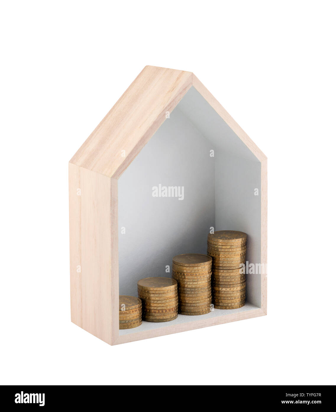 Casa in legno forma con aumento delle monete d'oro isolato su sfondo bianco con tracciato di ritaglio Foto Stock
