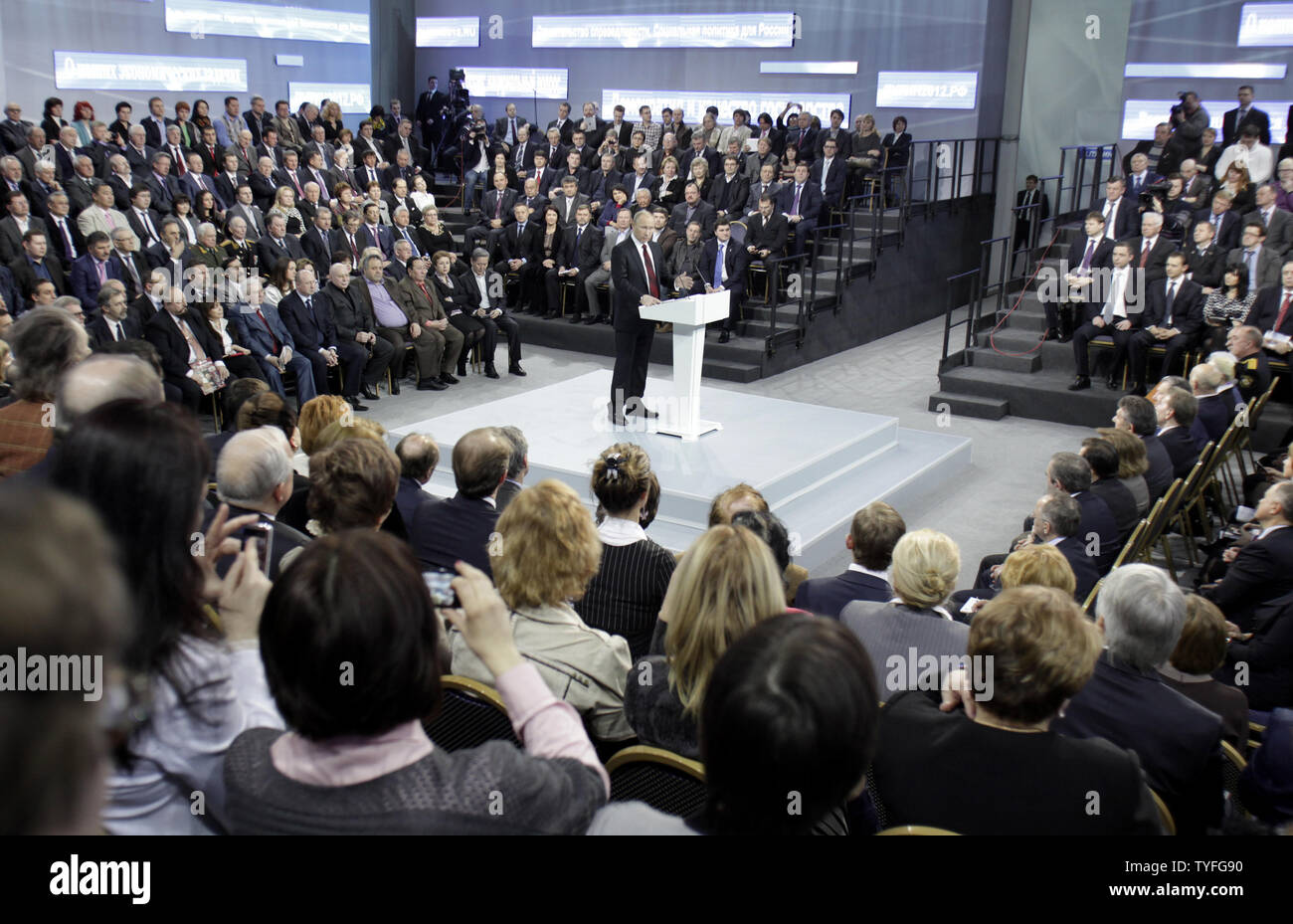 Primo Ministro russo e candidato presidenziale Vladimir Putin si incontra con i suoi sostenitori da tutto il popolo russo della parte anteriore a Mosca il 29 febbraio 2012. Le elezioni presidenziali russe è domenica 4 marzo. UPI/Yuri Gripas Foto Stock