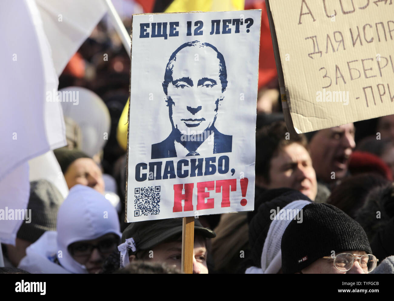 Migliaia di persone rally per protestare contro Vladimir Putin la vittoria nelle elezioni presidenziali, a Mosca il 10 marzo 2012. Il segno legge " dodici anni in più? No grazie!". UPI/Yuri Gripas Foto Stock