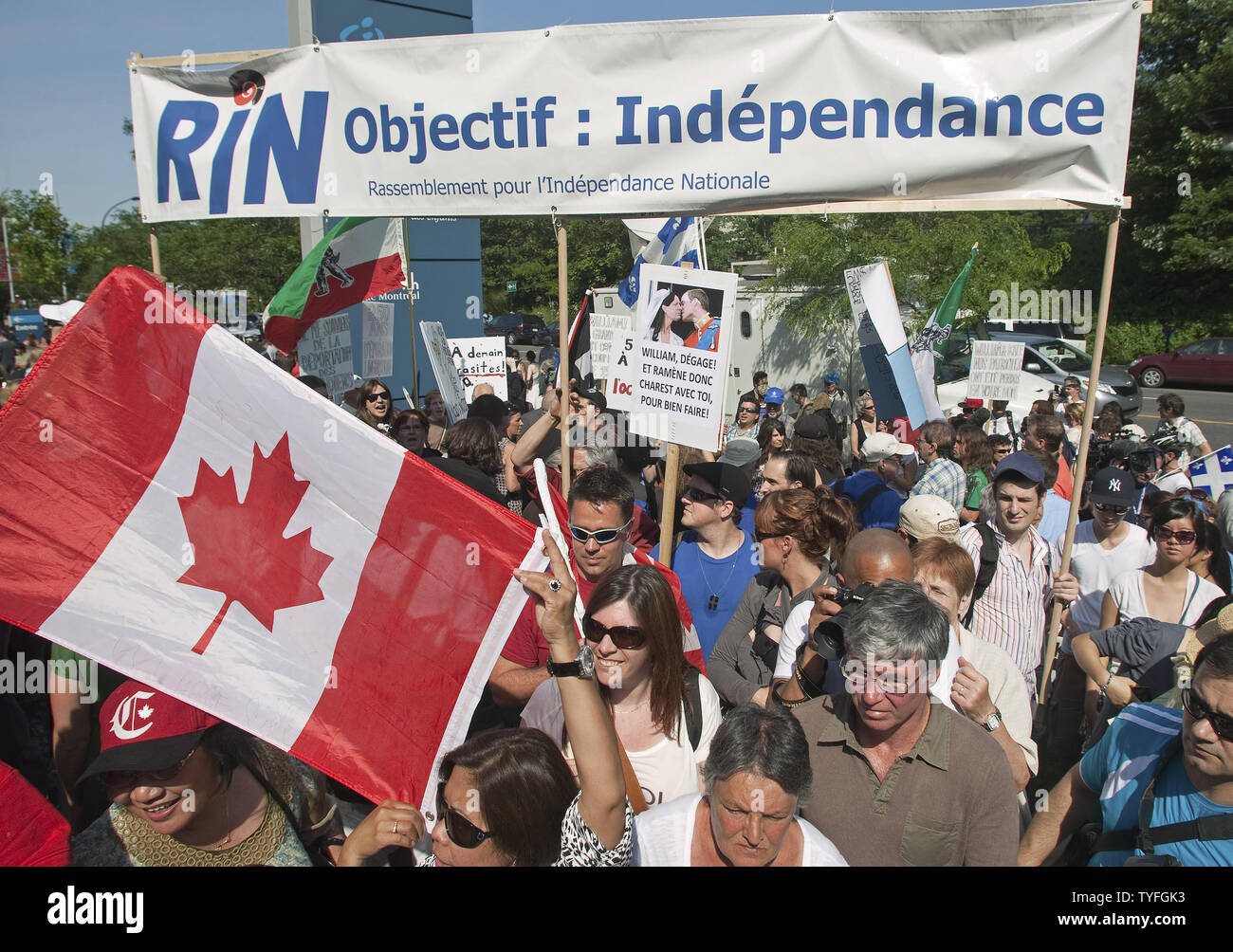 Una folla di manifestanti si mescolano con le accoglienti aree come il principe William e sua moglie Kate, il Duca e la Duchessa di Cambridge, visitare il Sainte-Justine University Hospital centro durante il loro tour reale a Montreal, Quebec, Luglio 2, 2011. UPI/Heinz Ruckemann Foto Stock