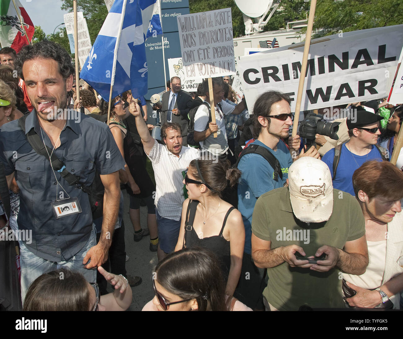 Una folla di manifestanti si mescolano con le accoglienti aree come il principe William e sua moglie Kate, il Duca e la Duchessa di Cambridge, visitare il Sainte-Justine University Hospital centro durante il loro tour reale a Montreal, Quebec, Luglio 2, 2011. UPI/Heinz Ruckemann Foto Stock