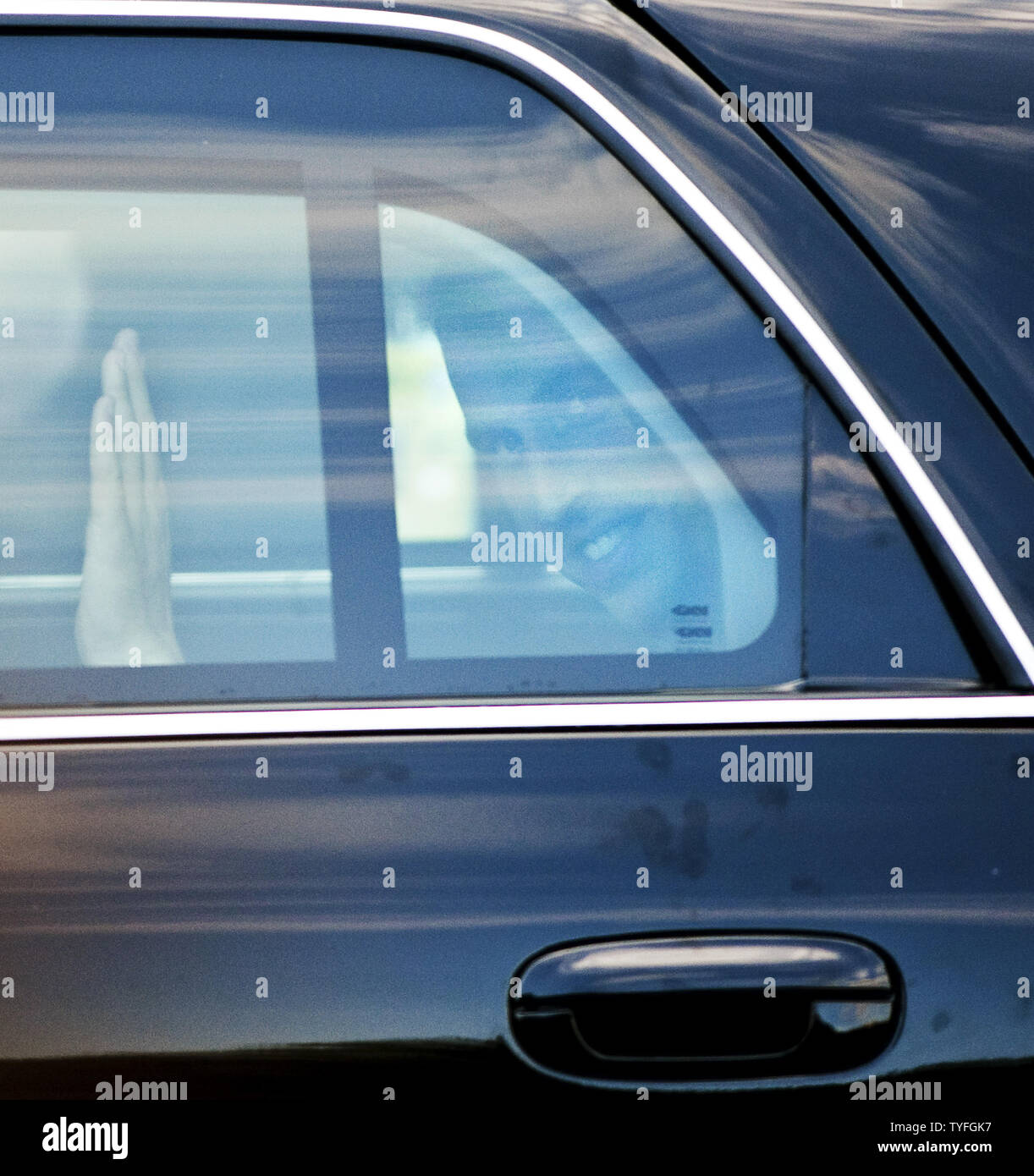 Il principe William onde come lui e la sua moglie Kate, il Duca e la Duchessa di Cambridge, partono le Sainte-Justine University Hospital Center attraverso un accogliente e pubblica i manifestanti durante il loro tour del re a Montreal, Quebec, Luglio 2, 2011. UPI/Heinz Ruckemann Foto Stock