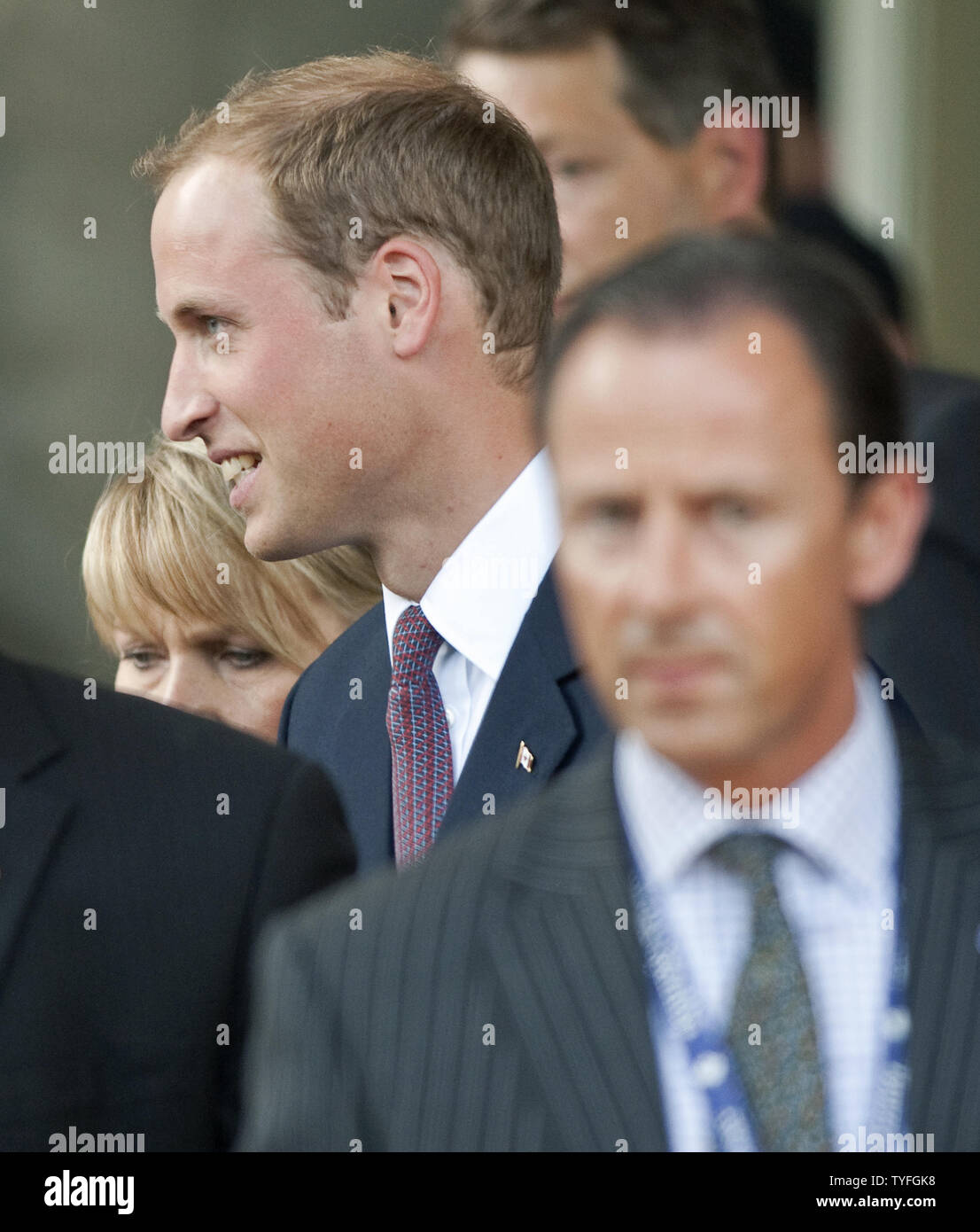 Il principe William e sua moglie Kate, il Duca e la Duchessa di Cambridge, sono accorsi per la loro auto come partono i Sainte-Justine University Hospital Center passato un accogliente e pubblica i manifestanti durante il loro tour del re a Montreal, Quebec, Luglio 2, 2011. UPI/Heinz Ruckemann Foto Stock