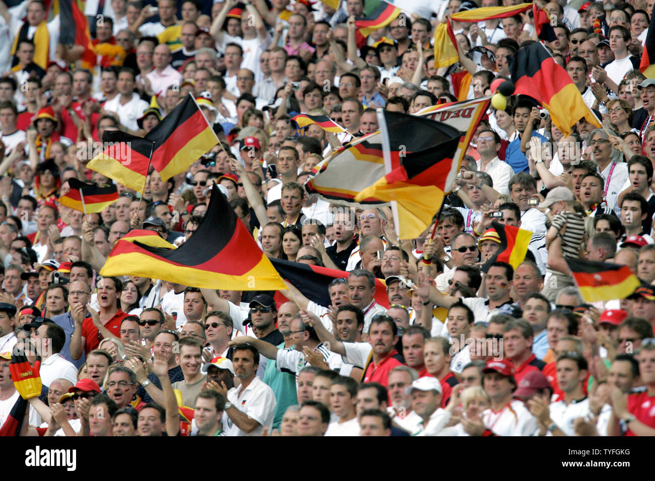 Tifosi tedeschi con le bandiere a guardare la Coppa del Mondo a Monaco di Baviera, Germania il 24 giugno 2006. La Germania ha sconfitto la Svezia 2-0. (UPI foto/Norbert Rzepka) Foto Stock