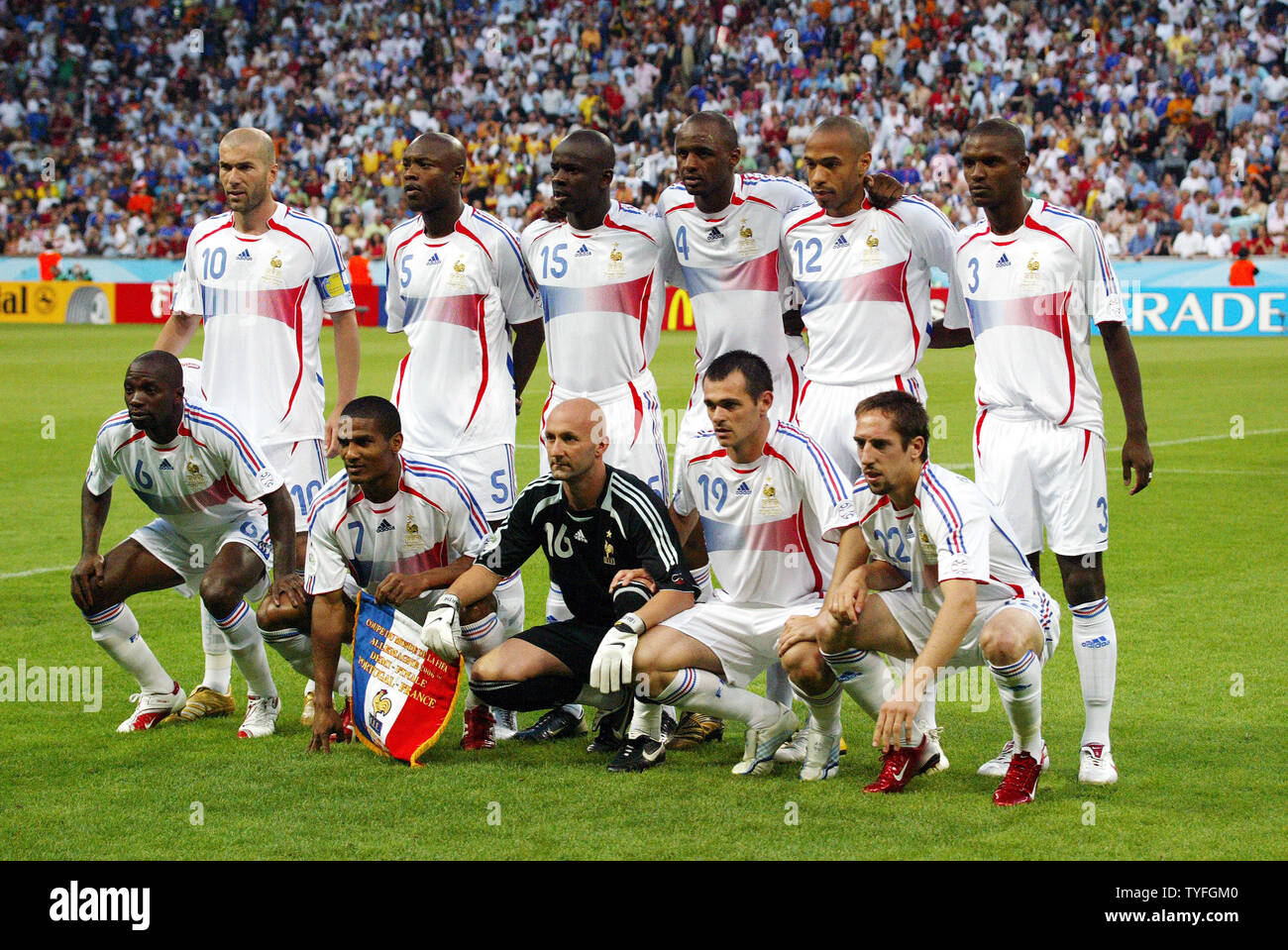 Il team francese linee fino ad una foto prima della partita con il Portogallo World Cup Soccer a Monaco di Baviera, in Germania il 5 luglio 2006. (Da sinistra nella parte posteriore) 10 Zinedine Zidane, 5 William Gallas, 15 Lilian THURAM, 4Patrick Vieira, 12 Thierry Henri, 3 Eric ABIDAL, 6 Claude MAKELELE, 7 Florent Malouda, 16 keeper Fabien Barthez, 19 Willy SAGNOL, 22 Frank Ribéry. La Francia ha sconfitto il Portogallo 1-0. (UPI foto/Arthur Thill) Foto Stock