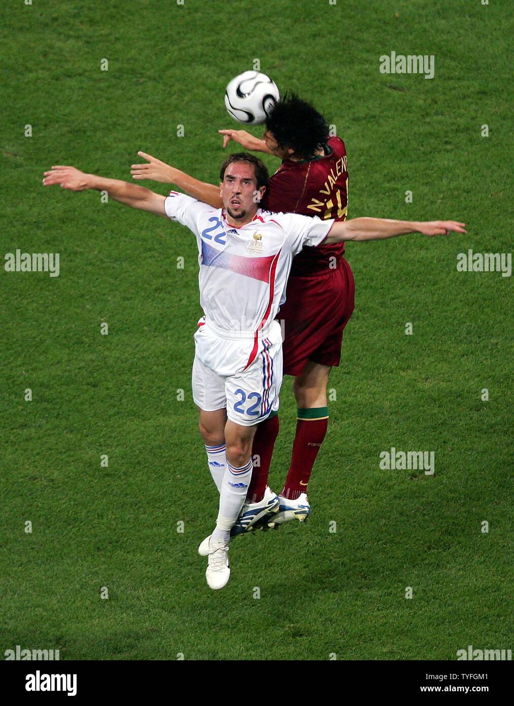 Il portoghese Nuno Valente e quella della Francia Frank Ribéry durante la semifinale della Coppa del Mondo FIFA corrispondono a Monaco di Baviera in Germania il 5 luglio 2006. La Francia ha sconfitto il Portogallo 1:0. (UPI foto/Christian Brunskill) Foto Stock