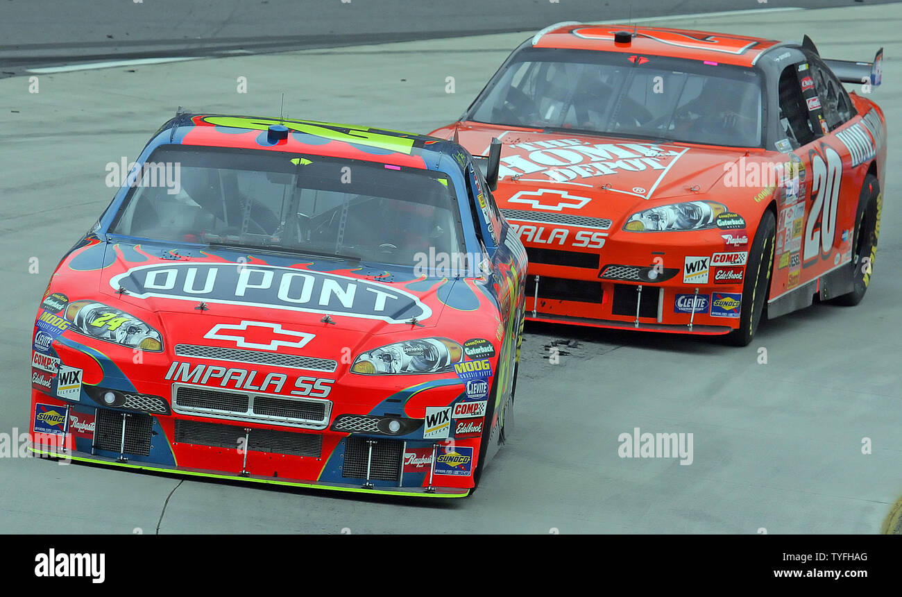 *Ripetizione* Jeff Gordan conduce Tony Stewart durante la Goody 500 a Martinsville Speedway su Aprile 1, 2007 in Martinsville, North Carolina. (UPI foto/Karl B. Deblaker) Foto Stock