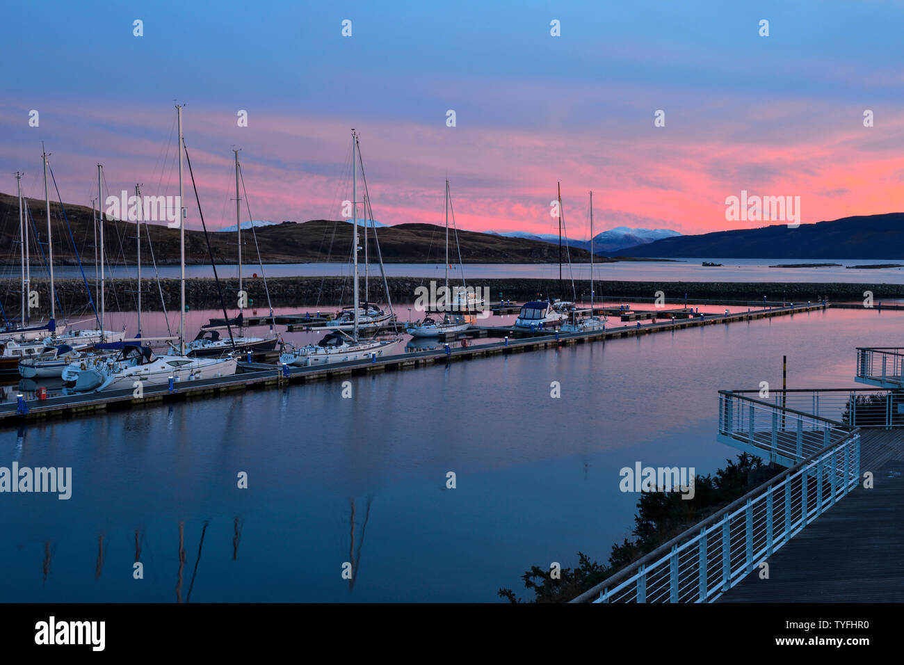 Vista di Portavadie Marina al tramonto sul Loch Fyne in Argyll and Bute, Scotland, Regno Unito Foto Stock