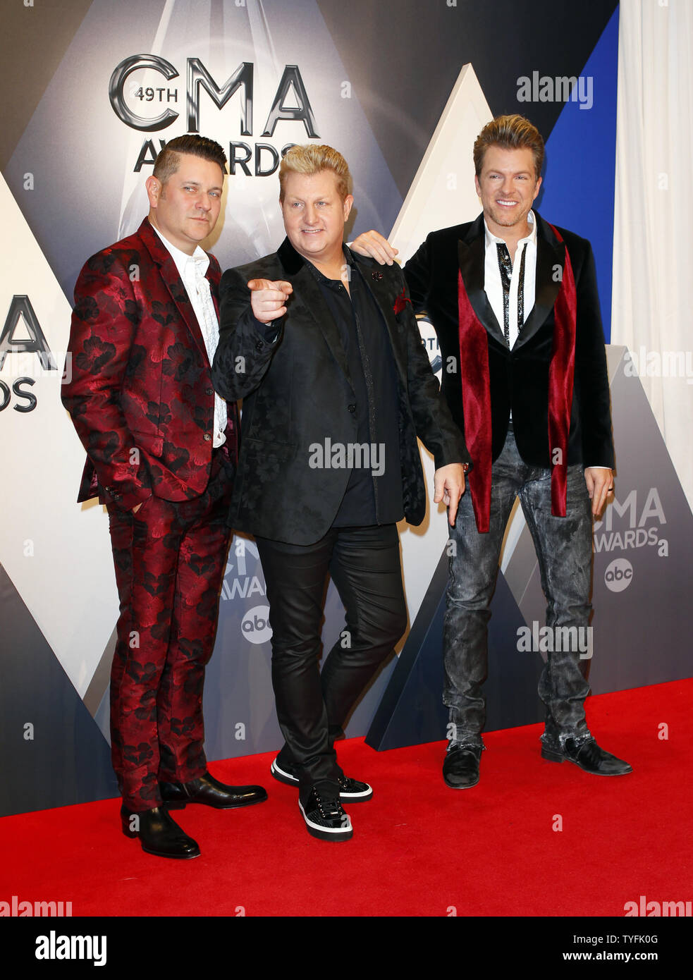 Artisti di musica country Gary LeVox, Joe Don Runney e Jay DeMarcus della band Rascal Flatts arriva sul tappeto rosso al 2015 CMA Awards a Nashville il 4 novembre 2015. Foto di John Sommers II/UPI Foto Stock