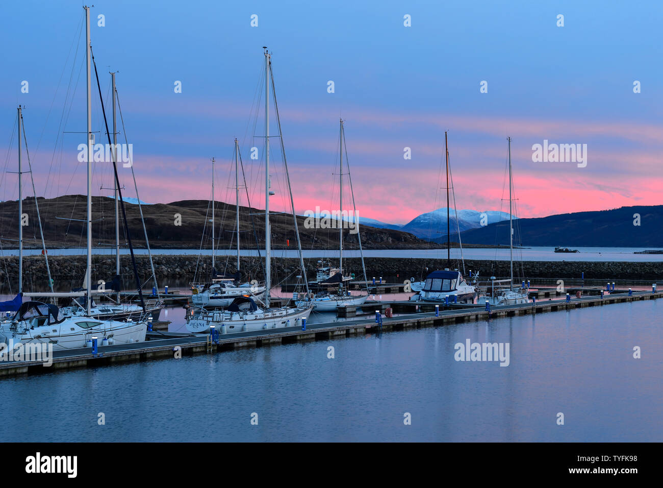 Vista di Portavadie Marina al tramonto sul Loch Fyne in Argyll and Bute, Scotland, Regno Unito Foto Stock