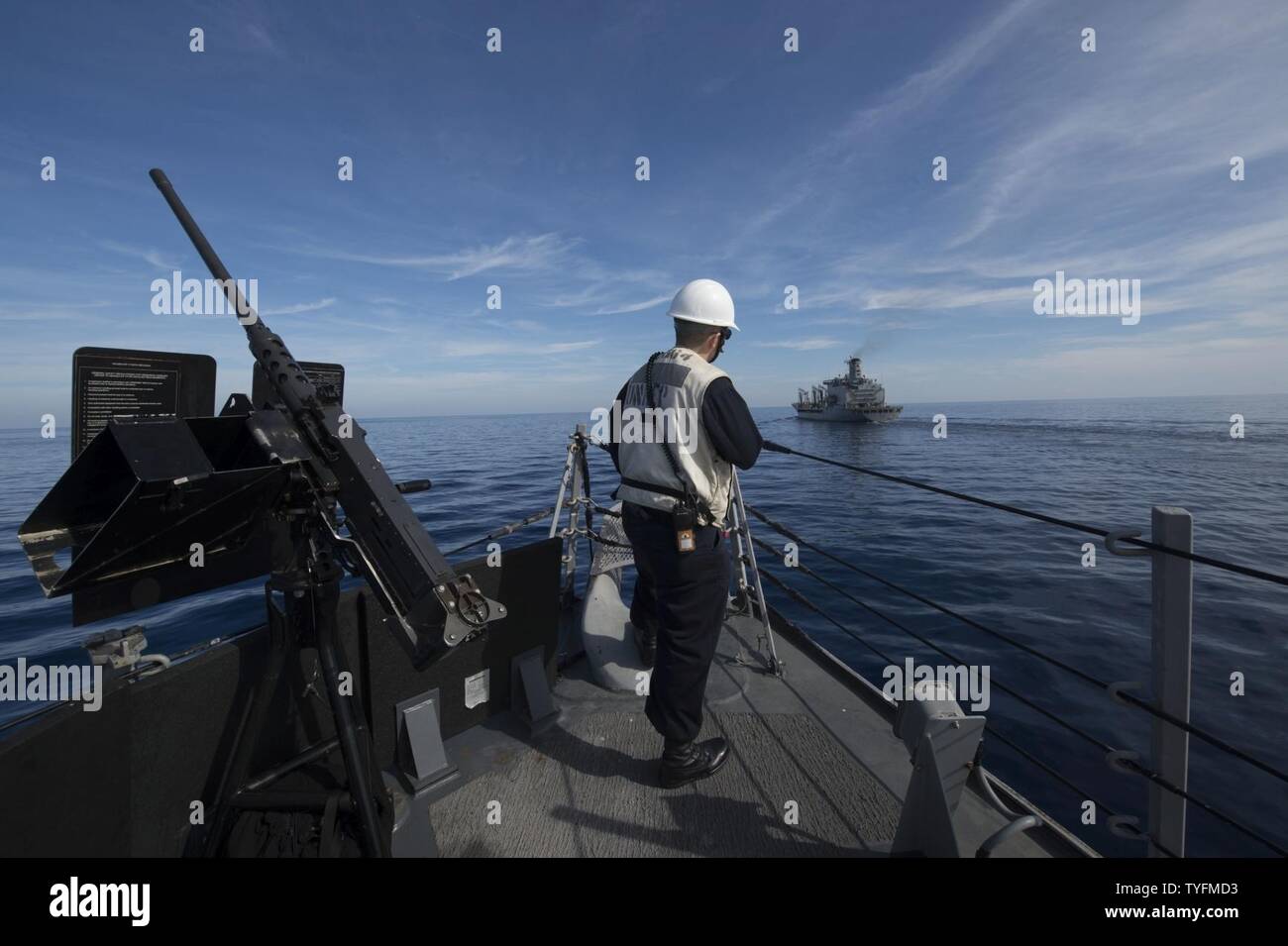 Mare (Novembre 6, 2016) - Petty Officer 1. Classe Charles Inverno a bordo della USS Carney (DDG 64) attende un rifornimento in mare con la forza militare di comando Sealift flotta oliatore di rifornimento USNS Leroy Grumman (T-AO 195) nel Mare Mediterraneo nov. 6, 2016. Carney, un Arleigh Burke-class guidato-missile distruttore, distribuita a Rota, Spagna, sta conducendo una pattuglia di routine negli Stati Uniti Sesta flotta area di operazioni a sostegno degli Stati Uniti per gli interessi di sicurezza nazionali in Europa. Foto Stock