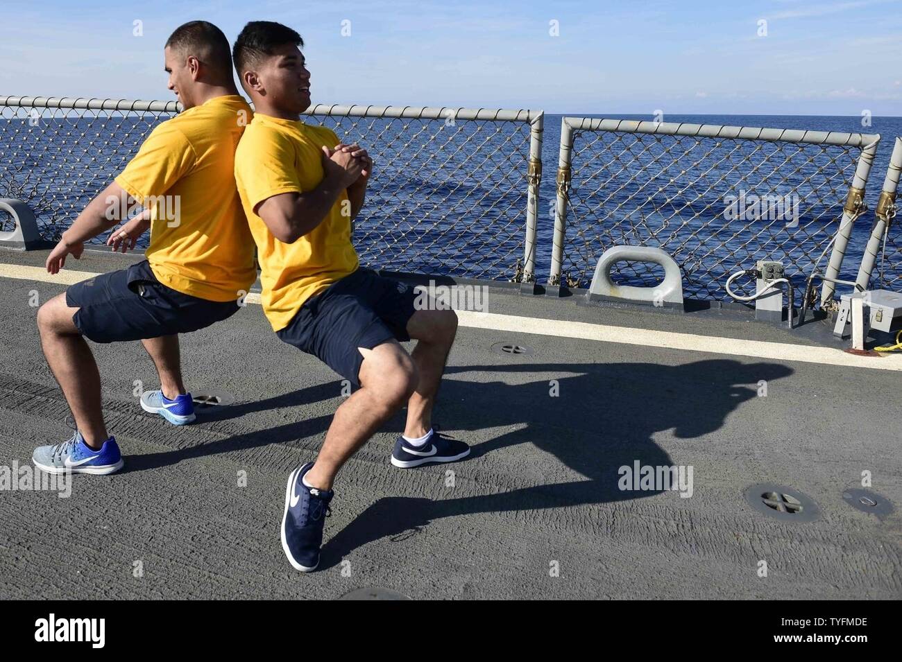 Mare (nov. 6, 2016) Il Marinaio Elia Davis, destro da Dededo, Guam e Alfiere Tomas Hernandez da Abilene, Texas, condurre la sicurezza della forza di reazione di formazione bravo a bordo della USS Ross (DDG 71 nov. 6, 2016. Ross, un Arleigh Burke-class guidato-missile distruttore, distribuita a Rota, Spagna, sta conducendo operazioni navali negli Stati Uniti Sesta flotta area di operazioni a sostegno degli Stati Uniti per gli interessi di sicurezza nazionali in Europa e in Africa. Foto Stock