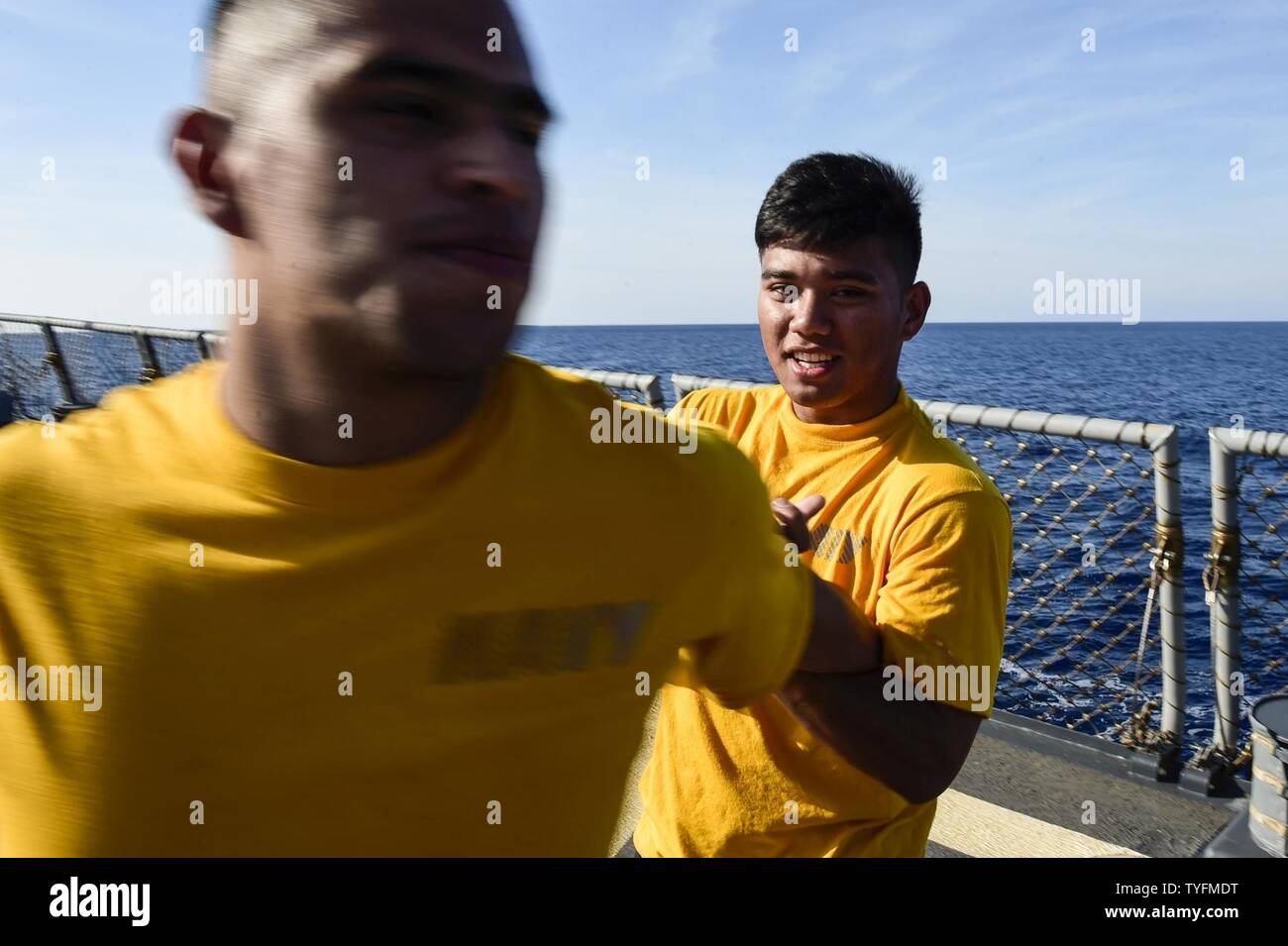 Mare (nov. 6, 2016) Il Marinaio Elia Davis, destro da Dededo, Guam e Alfiere Tomas Hernandez da Abilene, Texas, condurre la sicurezza della forza di reazione di formazione bravo a bordo della USS Ross (DDG 71 nov. 6, 2016. Ross, un Arleigh Burke-class guidato-missile distruttore, distribuita a Rota, Spagna, sta conducendo operazioni navali negli Stati Uniti Sesta flotta area di operazioni a sostegno degli Stati Uniti per gli interessi di sicurezza nazionali in Europa e in Africa. Foto Stock